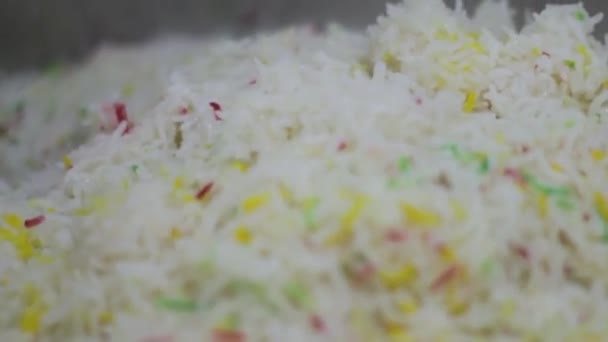 工場内の調理済み食事生産ライン 調理済み甘い色のご飯のクローズアップ — ストック動画