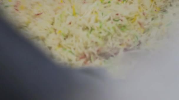 Fabrikada Hazır Yemek Üretim Hattı Pişmiş Tatlı Pilavın Yakından Görüntüsü — Stok video