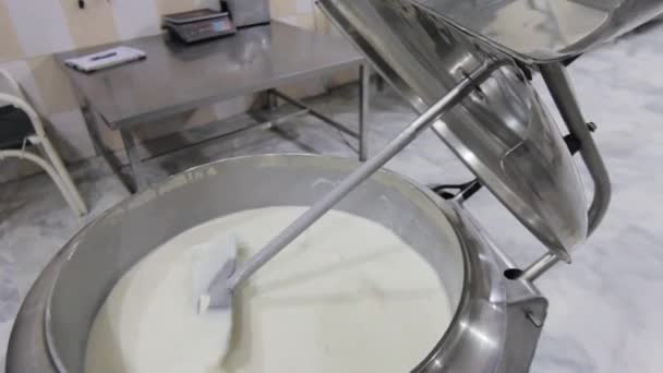 机器中的牛奶加工 闭合视图 — 图库视频影像