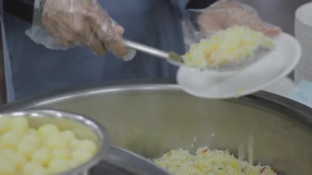 Ready Meal Gyártósor Egy Gyárban Közelkép Főtt Édes Rizs Díszítés — Stock videók