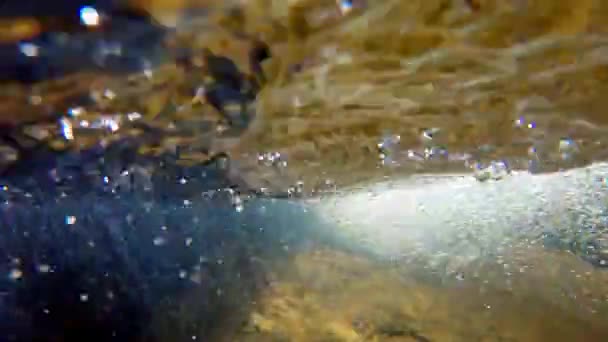 Camera Wordt Langzaam Neergelaten Een Beek Snel Stromend Water Heeft — Stockvideo