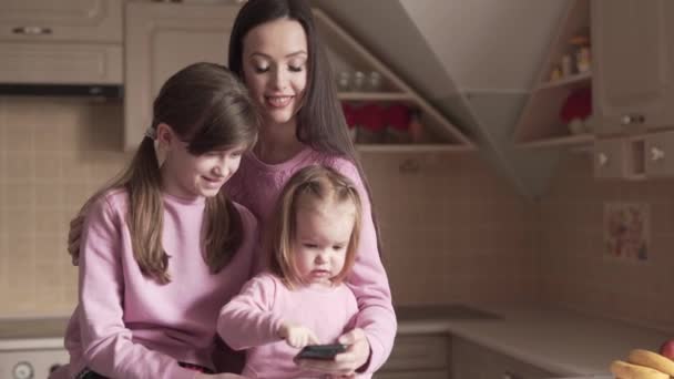 Fiatal Gyönyörű Anya Két Lánya Konyhában Ülnek Rózsa Pizsamát Viselnek — Stock videók