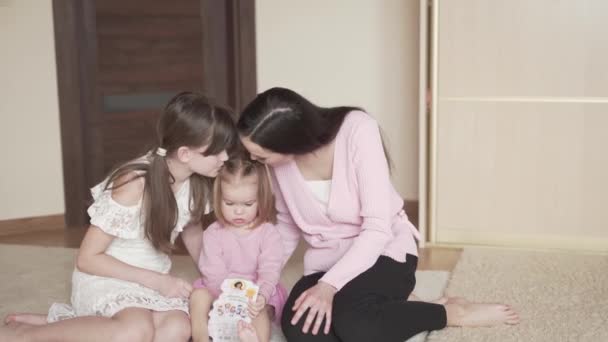 Jovem Mãe Bonita Dois Sua Filha Estão Sentados Chão Eles — Vídeo de Stock