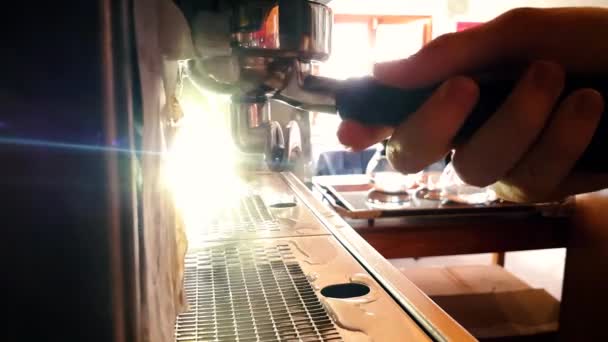 Close Macchina Caffè Professionale Barista Fumante Preparare Caffè Espresso Doppio — Video Stock