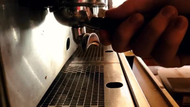 ホットダブルショットコーヒーをグラスカップに注ぐクロームエスプレッソマシンの近景 — ストック動画