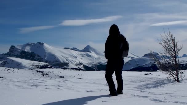 Чоловік Ходить Снігом Вершині Гори — стокове відео