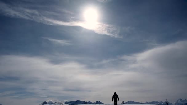 Man Walking Snow Top Mountain — Vídeo de Stock