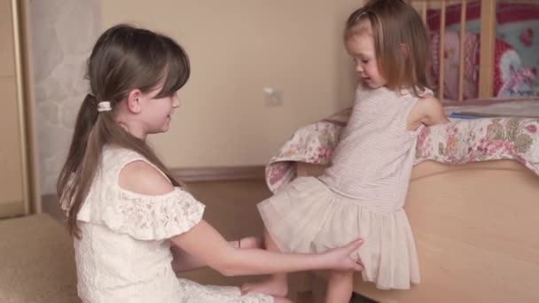 Elder Sister Vestido Blanco Coletas Jugando Con Hermana Menor Dormitorio — Vídeos de Stock