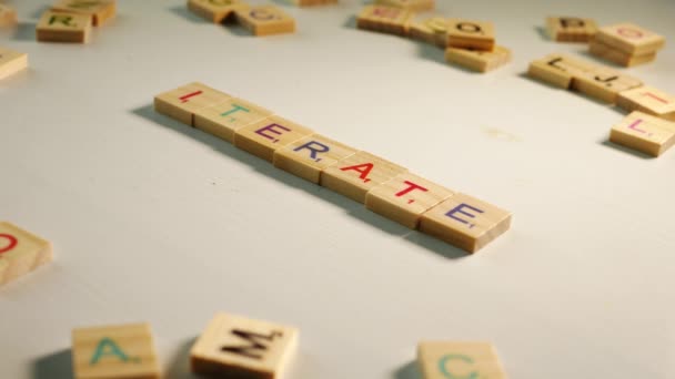 Het Woord Iterate Gespeld Met Houten Tegels Letters Gebroken Witte — Stockvideo