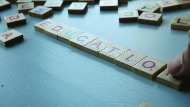 Iemand Die Onderwijs Schrijft Met Houten Tegels Letters Blauw Witte — Stockvideo