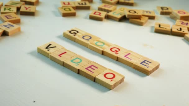 Gros Plan Des Lettres Bois Composant Google Video Sur Fond — Video