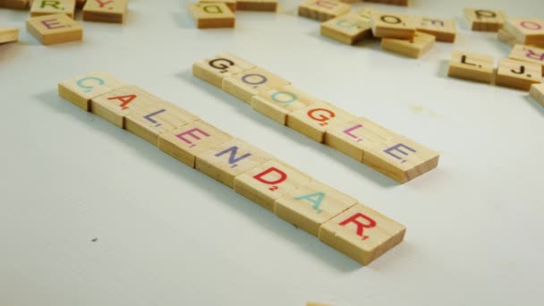 Houten Letters Spelling Google Calendar Een Gebroken Witte Achtergrond Met — Stockvideo