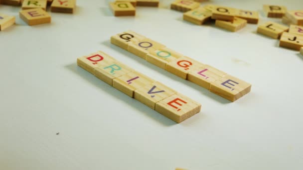 Iemand Schrijft Google Drive Met Houten Tegels Letters Gebroken Witte — Stockvideo