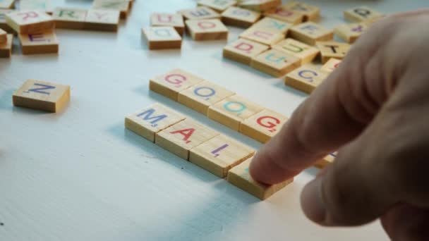 Sluiten Van Google Mail Gespeld Met Houten Tegels Letters Gebroken — Stockvideo