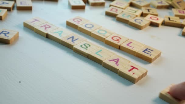 Close Wooden Letters Ortografia Google Przetłumacz Białym Tle Innymi Rozproszonymi — Wideo stockowe