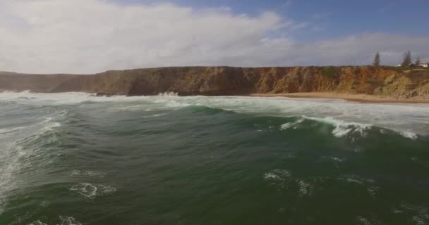 Ondas Grandes Perto Sagres Com Mergulho Pato Surfista Tiro Aéreo — Vídeo de Stock