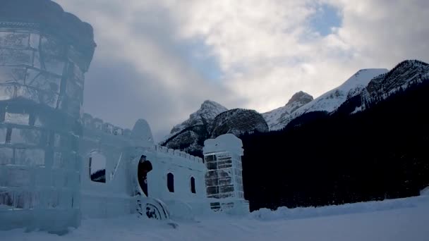 Manusia Berjalan Keluar Dari Istana Dekat Pegunungan Bersalju — Stok Video