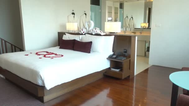 Romantisches Schlafzimmer Mit Holzboden — Stockvideo