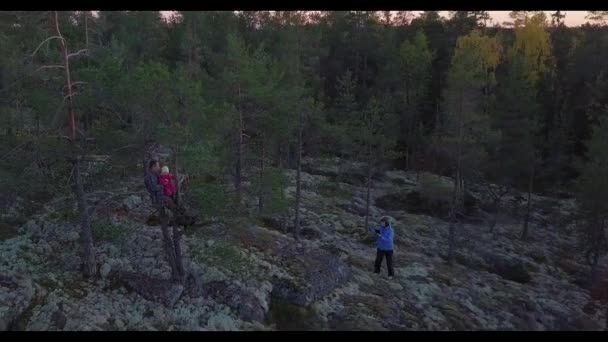 Ascendente Aéreo Hombre Con Nieta Sentado Árbol Cima Montaña Con — Vídeos de Stock