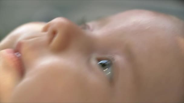Dispararon Bebé Cara Mirando Sus Juguetes Cerrar — Vídeos de Stock