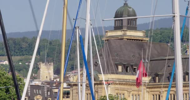 Segelfartyg Master Schweiziska Flagga Blåser Bakgrunden — Stockvideo