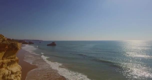 在葡萄牙波蒂莫海滩冲浪 空中射击 — 图库视频影像