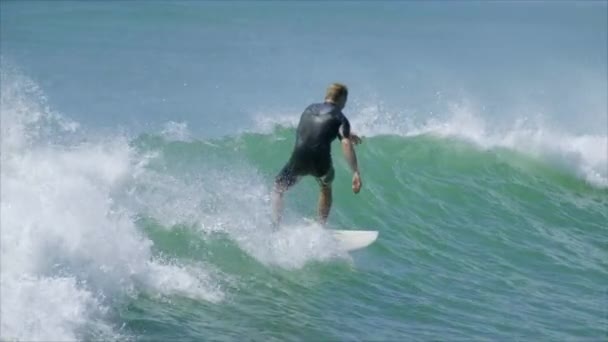 ニュージーランドのワイヒビーチでの男性サーファーのスローモーションビデオ — ストック動画