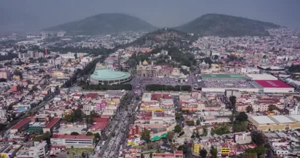 メキシコ市で12月12日のお祝いにグアダルーペ大聖堂の大群衆の航空軌道過速度 — ストック動画