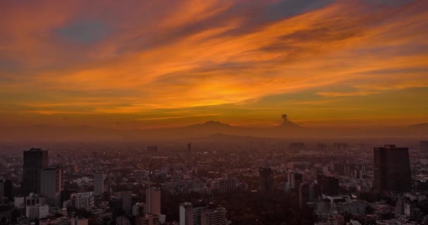 活火山ポポカテペテルの大爆発でメキシコ市での壮大な日の出の空中高波 — ストック動画