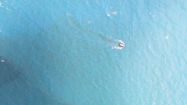 Mavi Okyanusta Geleneksel Ahşap Balıkçı Teknesinin Yüksek Insansız Hava Aracı — Stok video