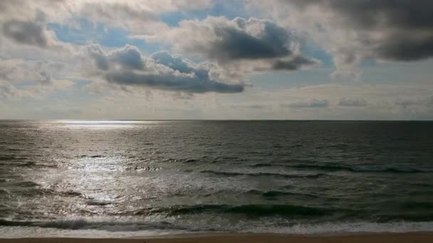 Ontspannende Ochtend Het Strand Met Uitzicht Oceaan Met Een Drone — Stockvideo