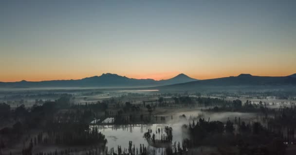 Hiperlapso Aéreo Nevoeiro Épico Nascer Sol Xochimilco — Vídeo de Stock