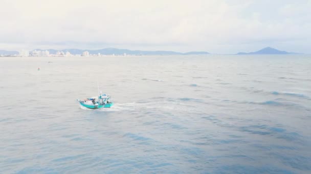 Yandan Bakıldığında Okyanusta Geleneksel Bir Ahşap Balıkçı Teknesi — Stok video