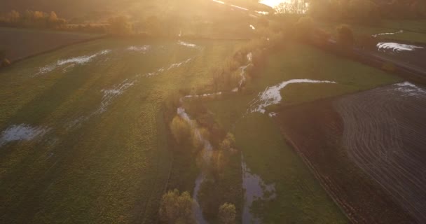 Letecký Pohled Dojíždějící Vlak Projíždějící Anglickou Krajinou Nad Řekou Stour — Stock video