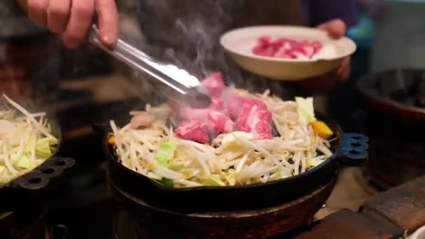 Preparazione Jingsukan Agnello Alla Griglia Stile Giapponese Verdure Aggiungendo Agnello — Video Stock