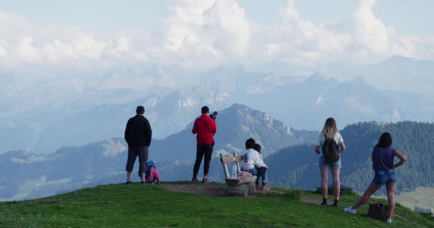 Een Groep Toeristen Een Bergtop Genietend Van Het Uitzicht — Stockvideo