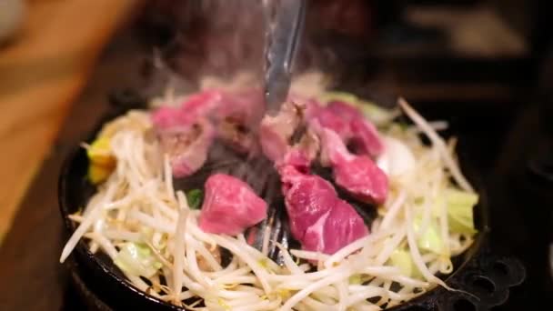 Agnello Cucina Capovolgere Carne Preparazione Jingsukan Agnello Verdure Alla Griglia — Video Stock