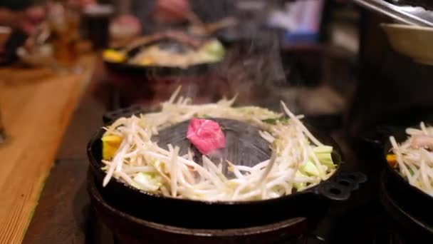 Подготовка Цзинсукан Японский Стиль Гриль Баранина Овощи Добавление Баранины — стоковое видео