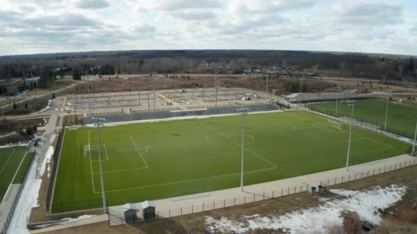 Dron Pohled Prázdné Fotbalové Hřiště Zimě Jak Sníh Tání Parkovištěm — Stock video