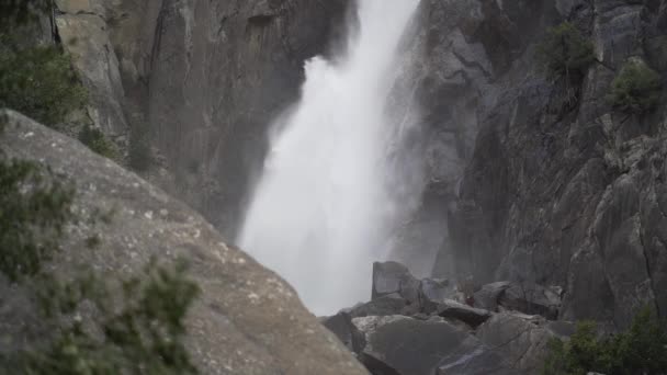Närbild Slow Motion Skott Lägre Yosemite Faller Tidig Vår Snö — Stockvideo