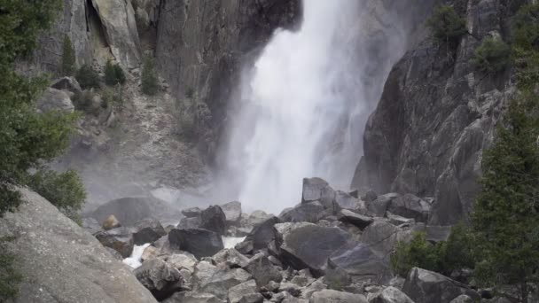 Zpomalený Záběr Dolních Yosemitských Vodopádů Během Časného Jarního Tání Sněhu — Stock video