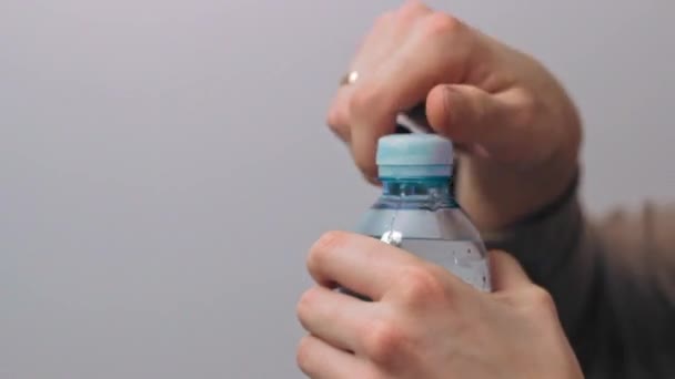 Man Opening Plastic Water Bottle Cap Close — Vídeo de Stock