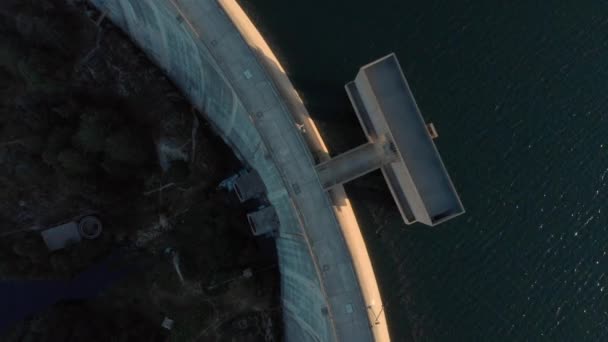 Parede Barragem Luz Dramática Birdseye Girando Boneca Lago Barragem Alto — Vídeo de Stock