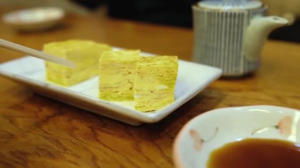 Raccogliendo Pezzo Frittata Giapponese Con Una Bacchetta Vicino — Video Stock
