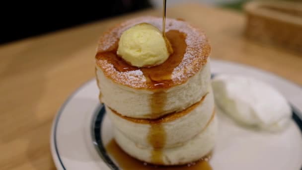 Häll Syrup Fluffig Pannkaka — Stockvideo