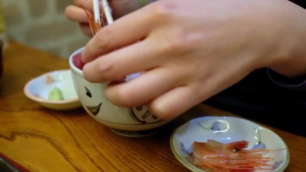 Îndepărtarea Capului Amaebi Creveți Dulci Japonezi — Videoclip de stoc