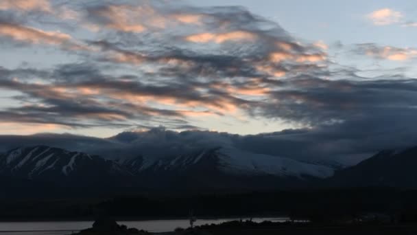 Vakre Skybevegelser Tidlig Morgenen Ved Tekaposjøen New Zealand – stockvideo