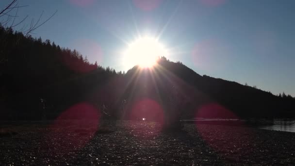 Sylwetka Ludzi Zachodzie Słońca Jeziorze Górami Rozbłyskiem Soczewki Tle — Wideo stockowe