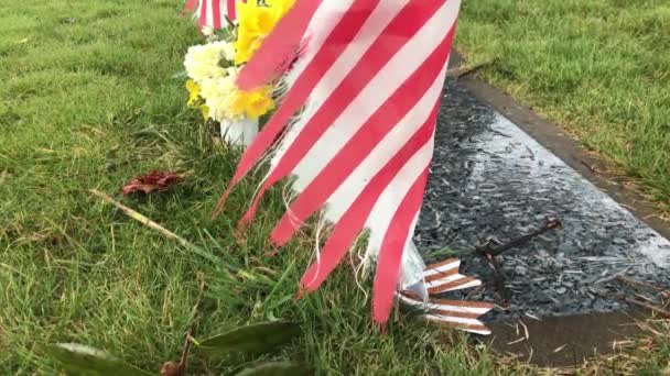 在风中轻轻摇曳着被墓碑撕碎的美国国旗 退伍军人纪念日或独立日的象征 — 图库视频影像