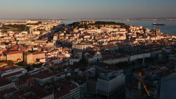 葡萄牙 里斯本古城和圣若尔热城堡的无人机拍摄时间是在日落时分 — 图库视频影像